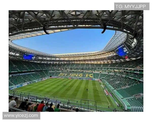 女子摄影师镜头下的足球传奇星光 记录球场英雄背后的故事与魅力